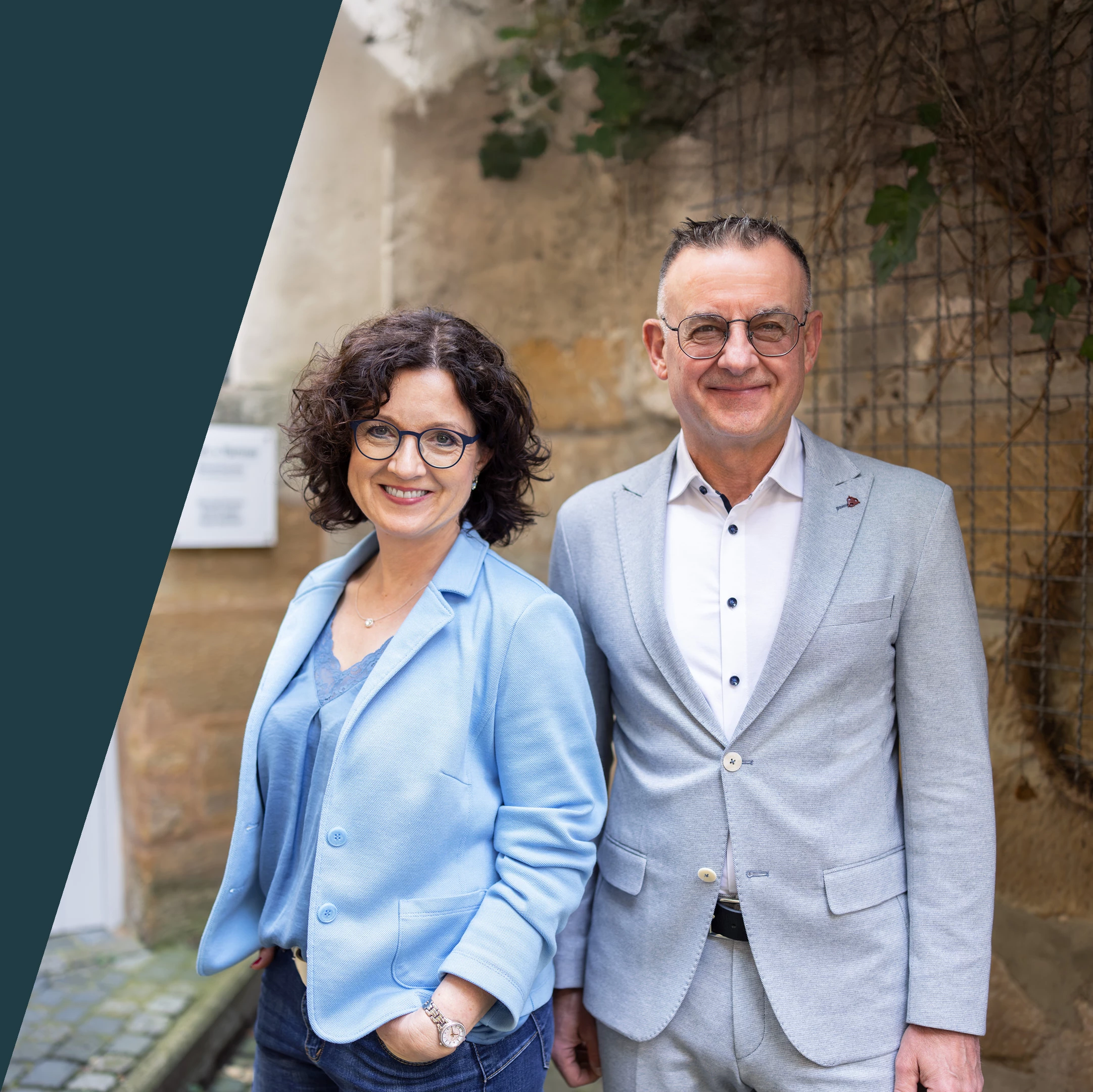 Tanja Deinhart und Bernd Geyer vor der Kanzlei