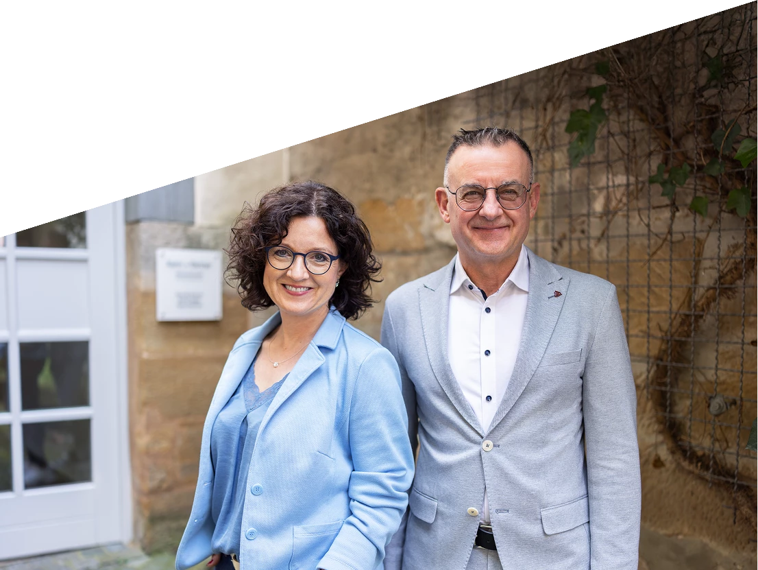Tanja Deinhart und Bernd Geyer vor der Kanzlei