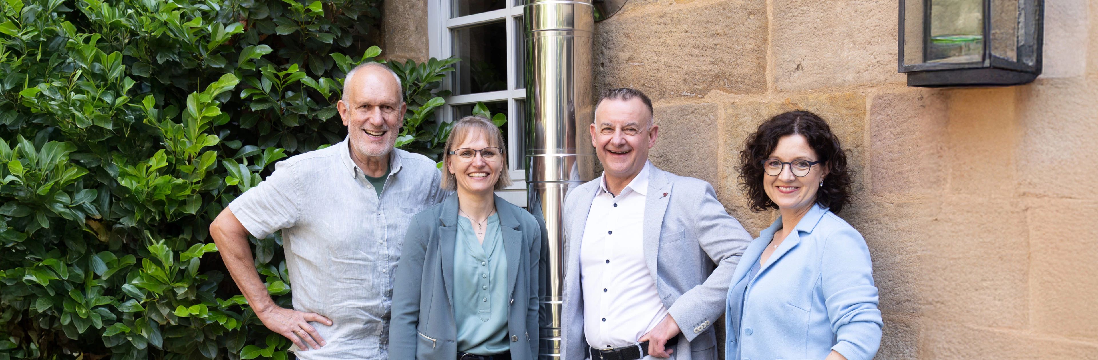 Konrad Kramer, Manuela Deppner, Bernd Geyer & Tanja Deinhart stehen vor der Kanzlei Kann + Partner