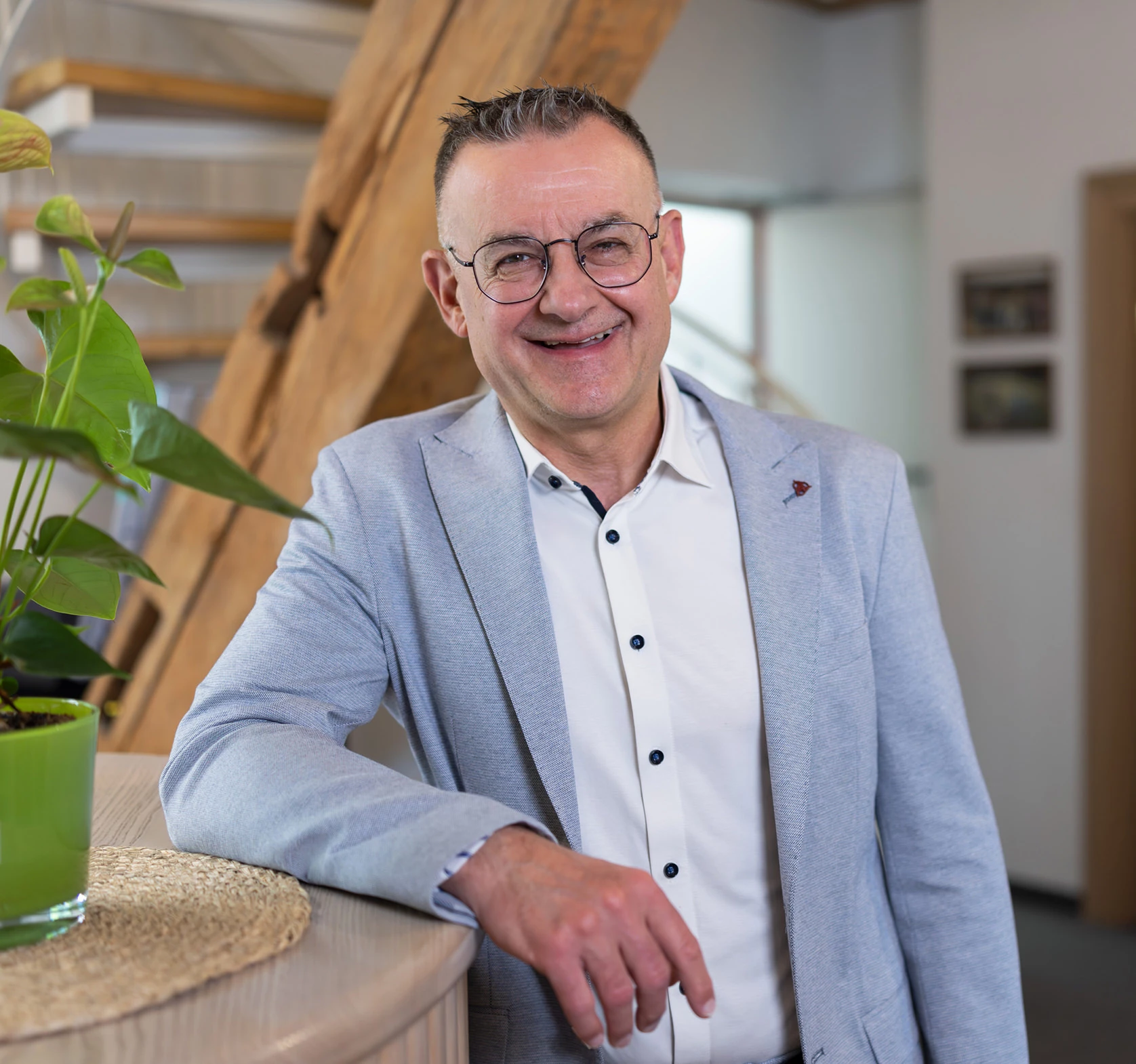 Bernd Geyer lehnt am Empfang und lächelt
