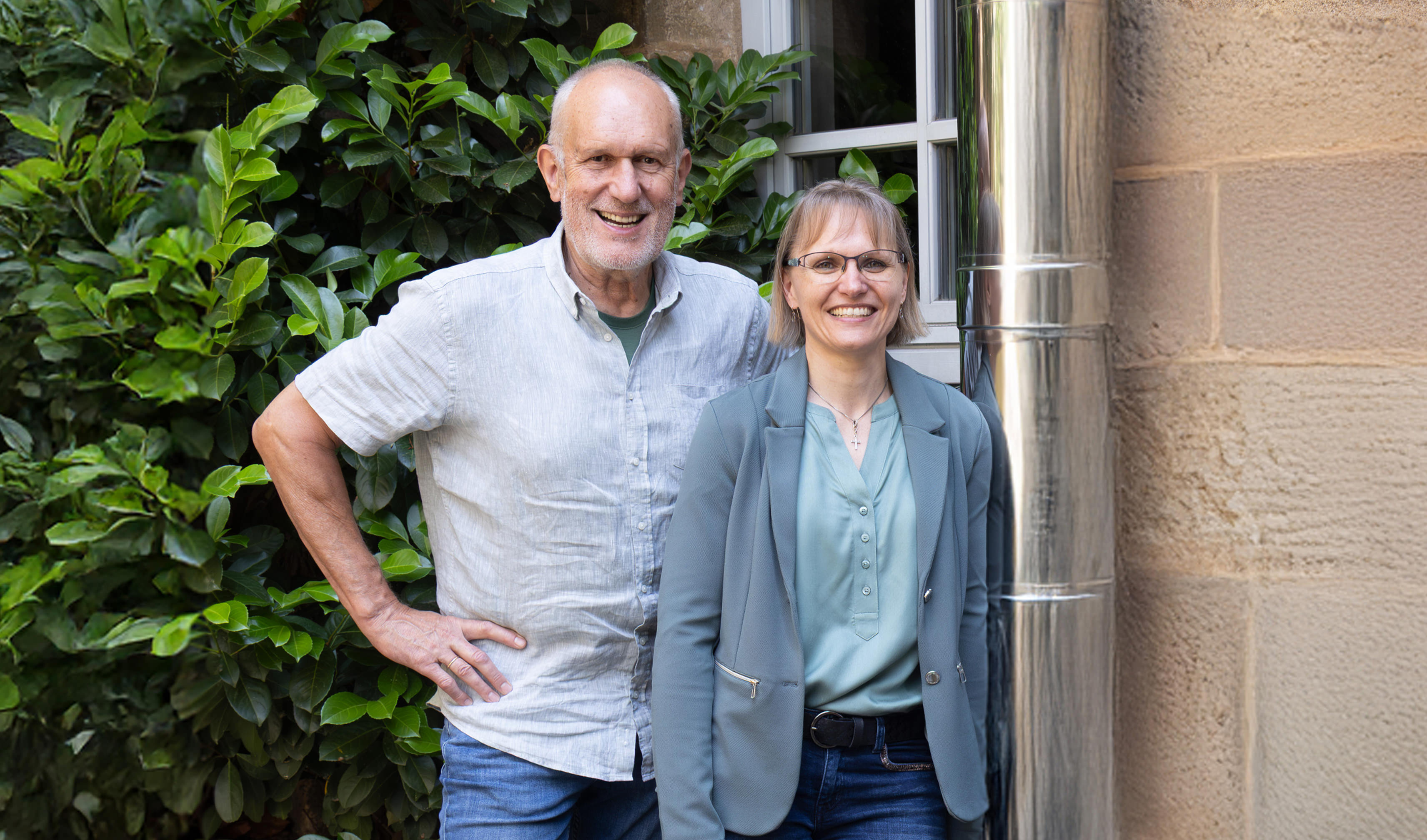 Konrad Kramer und Manuela Deppner lachend vor der Kanzlei