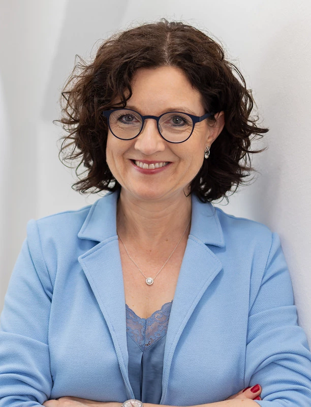 Tanja Deinhart lächelt in die Kamera