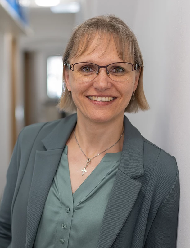 Manuela Deppner lächelt in die Kamera